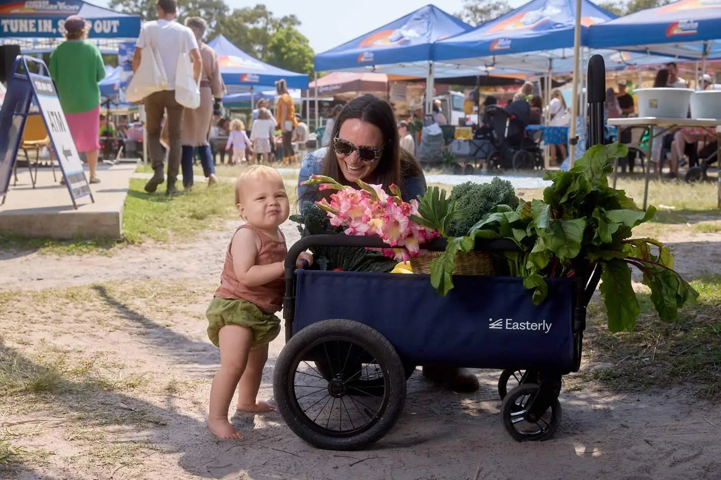 Pull-About all-terrain cart lifestyle image 1